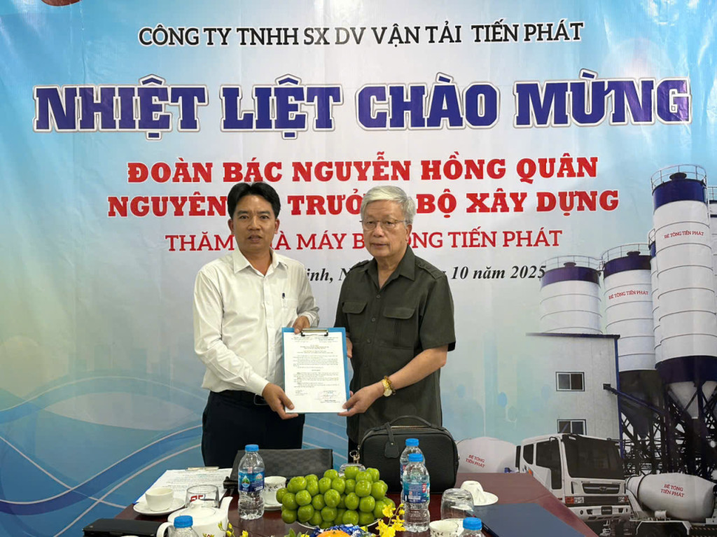 Chủ tịch Nguyễn Hồng Quân đã trao Quyết đCông ty TNHH Sản xuất Dịch vụ Vận tải Tiến Phát